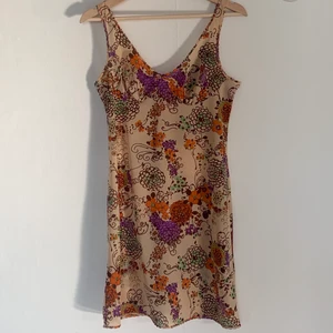 Vintage slip-dress - Jättefin vintage klänning i lite Y2k stil. Det är ett jättefint mönster och den är i silkesliknande material. Tyvärr för liten för mig, men jag kunde ha den som kjol vilket den även passar som. Den är köpt second hand. Finns ingen storlek, men jag skulle säga att det är ca en M. 