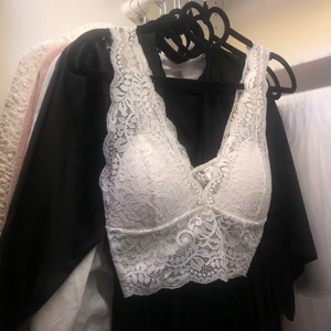 Topp - Så söt bralette eller kan också bli använd som en lite finare topp💕 Aldrig använd.