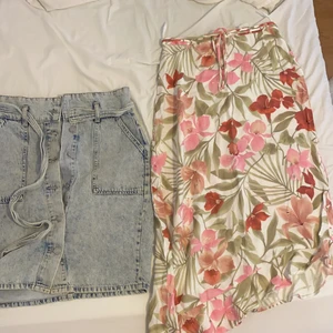 15kr per kjol - En jeans kjol storlek s bra skick. En blommig medelkjol med volanger storlek s bra skick. Frakt tillkommer