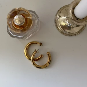Stora guldiga örhängen - Superfina örhängen i guld, relativt stora. Perfekta för att klä upp en basic outfit. Köpta second hand, använda en gång. Säljer för att jag inte själv föredrar ”ringar” som örhängen. Frakt är exkluderat💕💕 meddela gärna mig kring vidare info eller frågor!