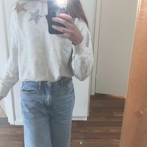 Sweatshirt med stjärnor  - Super fin sweatshirt från zara med stjärnor på (sticker inte på insidan). Något vältvättad men annars inga skråmor :). Säljer då den börjar bli något liten. Köparen står för frakten eller om vi möts upp (Sundsvall).