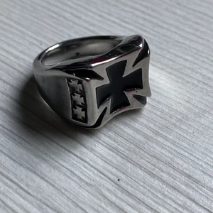 Ring - Cool kristen ring! Rostfritt stål och i mycket bra skick. Köparen står för frakt (11kr) pris kan diskuteras 