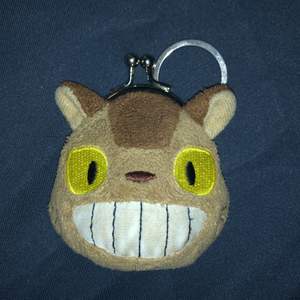 En söt liten väska som kan hålla mynt eller annat litet :) original min granne Totoro merch köpt helt ny för ett tag sen :) köparen står för frakt 