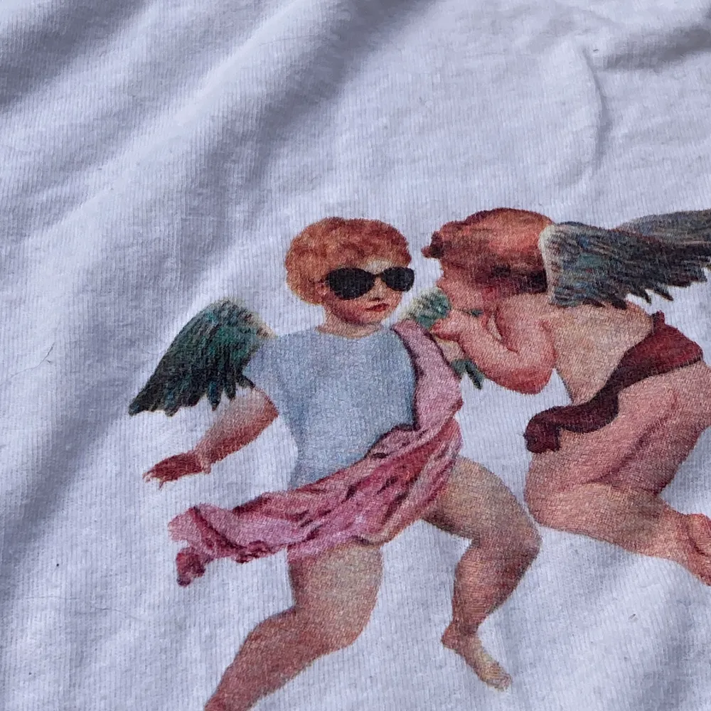 Säljer denna supersöta tshirt med ett tryck av änglar! Köptes från zara för 69 kr tror jag och säljer nu för 39 kr inkl frakt! ☺️💕. T-shirts.