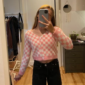 Tröja från SHEIN  - Aldrig använd. De är storlek 152 men den är som xxs. Köparen står för frakten. 