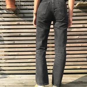 Jeans weekday  - Högmidjade jeans som stängs med knappar, storlek 25x30 