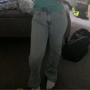 Jeans  - Skitsnygga jeans med slits i lite mer midrise modell från H&M!! Storlek 40 men passar mig som vanligtvis har 36/38 så passar olika beroende på hur man vill att dom ska sitta🥰🥰👌🏼 Knappt använda och i väldigt bra skick! 