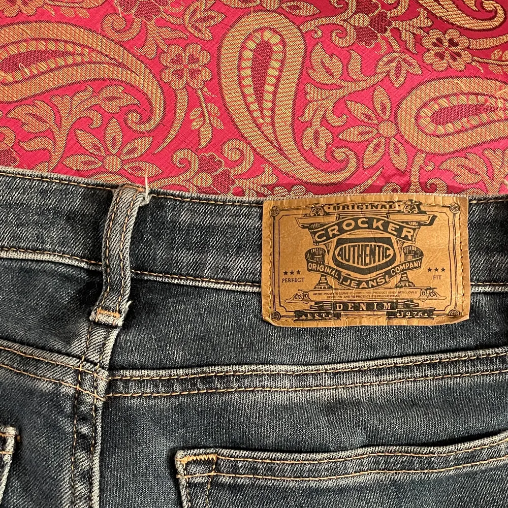 Crocker jeans i storlek w25 l33, bootcut modell! Supersnygga och bra skick!💘 (!dom är en aning blåare än på bilderna!) Dom är lågmidjade! Innerbensläng : 79cm Midjemåttet : 75cm 😇Buda eller köp direkt för 350kr😇. Jeans & Byxor.