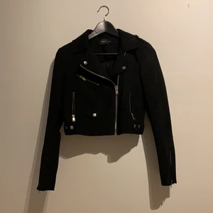 Bikerjacka  - Jättefin bikerjacka i fuskmocka. Går precis under midjan, så perfekt för de som gillar att ha högmidjade byxor eller kjol. Använt ett par gånger men i jättefint skick. Superbekväm, och tyget är mer stretchigt än stumt skulle jag säga. 