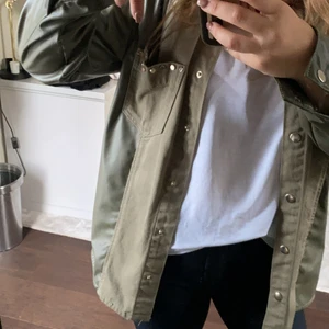 Grön jeans/skinnjacka  - Supercool militärgrön jeansjacka med partier av skinn med lite guldiga detaljer från zara, i gott skick 