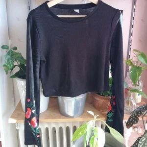 Croppad tröja - Jättesöt croppad tröja med broderade och lite utsvängda armar, har tyvärr ej kommit till användning :(