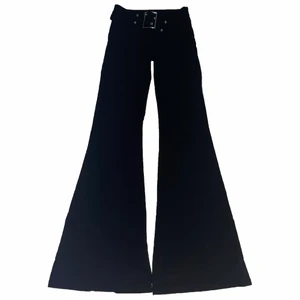 Byxor y2k med bälte - Svarta byxor i 2000 tals stil med bälte. Lågmidjade, extremt långa ben och storlek xs/s (stretchigt material). Toppenskick och extremt snygga!!😍