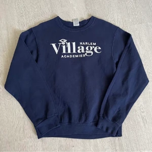 Sweatshirt - Superfin mörkblå sweatshirt med snygga tryck på både bröst och rygg. Strl S men passar allt från XS till M. 66kr frakt🦋🦋