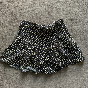 Kjol från Zara - Jättefin kjol från Zara som tyvärr har blivit för liten. Kjolen har också insydda shorts som inte syns när man har på den. 40kr+20kr frakt