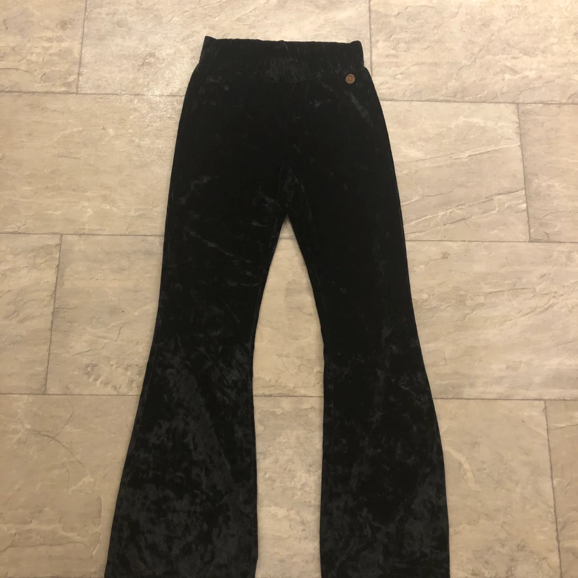 Svart utsvängda byxor i sammet 