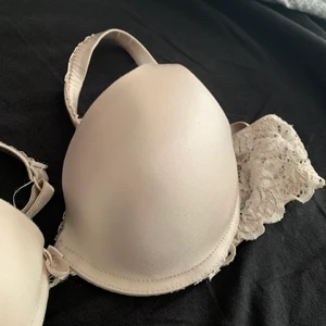 Fin bh! - Fin beige BH. Knappt använd!! Så den är som ny. Frakt ingår i priset. 45kr.