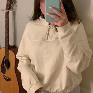 Levis sweatshirt - Säljer denna superfina quarter zip sweatshirt från Levis. Använd fåtal gånger så väldigt bra skick. Frakt tillkommer!! Jag är 166cm lång💕