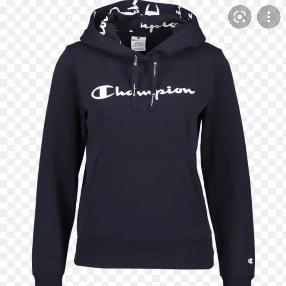 Marinblå jättefin hoodie från champion💙💙 säljs pga för lite användning💙💙💙. Hoodies.