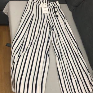 Byxor - Randiga byxor från Zara. Helt ny med pris lappet kvar. Ett paketpris kan alltid fixas. Jag kan fraktar om önskas