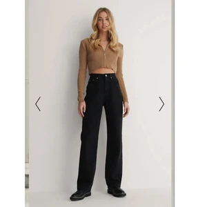 Nya jeans från NAKD - Helt nya jeans, aldrig använda då de är förlånga för mig. Jag är 161cm. Därav lånad bild🤍 Byxorna är i storlek 36. Nypriset är 500kr