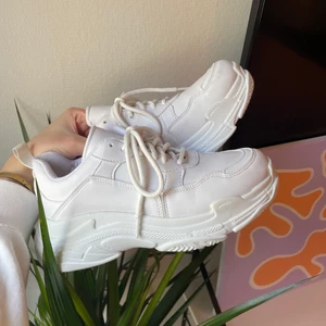 Sneakers  - Super snygga och sköna i princip oanvända chunky sneakers ifrån Nelly. Använda max 3 gånger! Om flera är intresserade startas budgivning 💕
