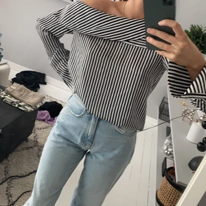 Randig blus - Storlek 36. Snedskuren hals.