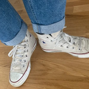 Converse sneakers högt skaft - Ett par converse som har några år på nacken men som inte använts alls de senaste åren. Hela men använda. Sulor i bra skick