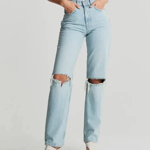 Jeans  - Säljer dessa populära jeans ifrån Gina då jag ej får användning av de. Dom har spruckit upp lite i ena hålet var av det låga priset (men inget man tänker på). 100kr + 66kr frakt. 