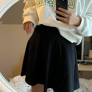 Kjol  - Superfin svart kjol som går lite över knäna men som tyvärr ej kommer till användning. Den är i gott skick utan någon anmärkning☺️