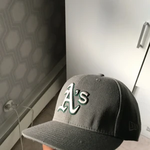 Fitted keps - Säljer jätte billigt kan sänka vid snabb affär 