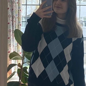 Rutig tröja  - Såå snygg rutig vintage old school tröja. Perfekt tjocklek, inte för tjock. Snygg v ringning. I stl L men sitter snyggt oversized på mig som är en S. Priset är exk frakt 😇 lägg gärna bud. Frakt ligger på 62kr. Första bilden är lånad🥰