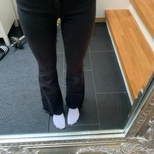 Jeans  - Säljer dessa svarta jeansen ifrån zara. Dem är ganska långa då jag är 170 💓