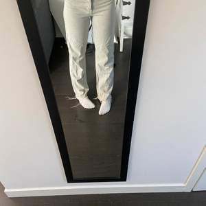 Fina jeans gröna zara i en ljusgrå/beige färg🥰🥰 köptes för 359 och jag tar swish💞💞💞