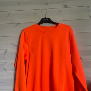 Neon tröja i s  - Använd 1 gång säljer för att den knappt kommer till användning, 80kr köparen står för frakten 