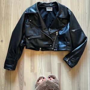 BIKERJACKA - Fantastisk bikerjacka i väldigt kvalitativt veganskt läder från weekday. Aldrig använd, inköpt för 1000kr för några månader sen. Storlek L men passar på mig också som är XS så beror lite på hur man vill ha den :)