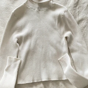 vit polotröja - vit långärmad polotröja, ganska tjockt material så perfekt till hösten💕 xs/s