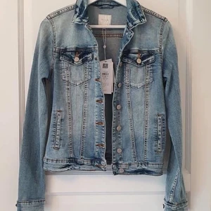 Jeansjacka - VILA - Blå jeansjacka från VILA i storlek S. Aldrig använd - prislapp kvar. Köparen står för eventuell frakt. 