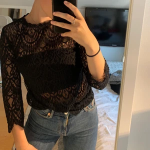 Svart topp - Svart blus/topp i storlek S från Zara. Endast använd en gång. Den är helt genomskinlig så har en tubtopp under. Snygg att ha till fest!! Skriv vid intresse eller frågor ☺️