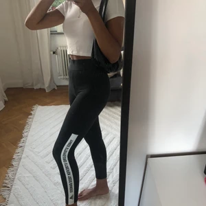 Adidas tights med print  - Sköna tights från adidas med print på sidorna i gott skick storlek XS