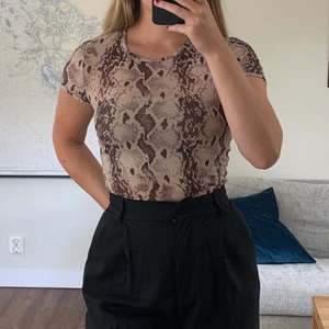 T-shirt i mesh med ormprint  - T-shirt i mesh med ormprint från & Other Stories. Använt någon enstaka gång. Jag har på mig en beige bandeau under :) köparen står för frakt men kan mötas upp i Stockholmsområdet!