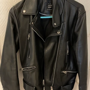 Zara skinnjacka  - Svart fake läderjacka. Storlek M