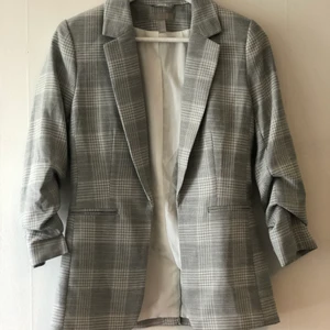 Kavaj & byxa - Grå rutig kavaj & byxa. Köpt från H&M men aldrig använt. Väldigt snyggt. 400 kr sammanlagt, både kavajen samt byxan är i storlek 36