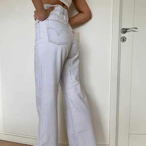 Levi’s Ribcage Wide Leg Jeans W28 L32 - Ljusblå hödmidjade jeans med raka / vida ben. Som nya, bara använda någon gång. Köpta för 1 299kr 💕