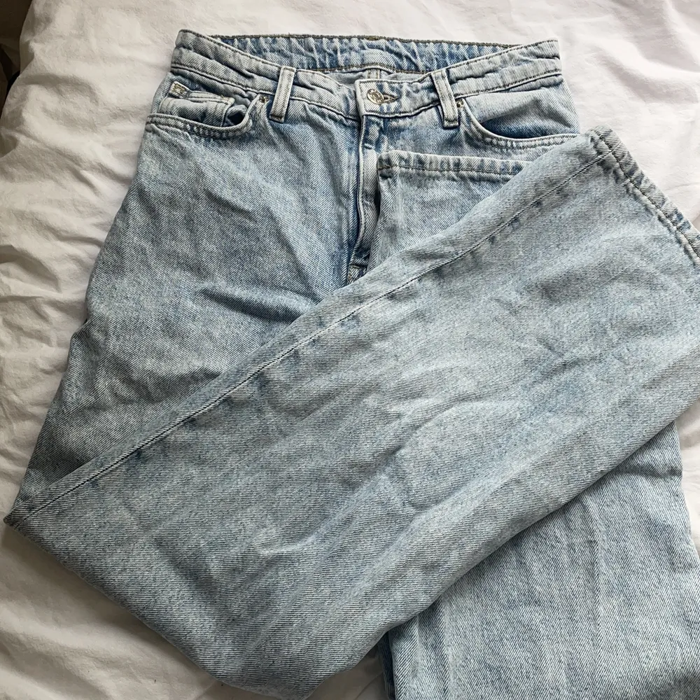 Säljer mina favorit jeans från monki då dem tyvärr har blivit lite för korta (är 173cm lång). Dem är i bra skick förutom en liten fläck (se bild 3)💙. Jeans & Byxor.
