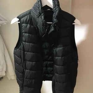 Vöst från zara  - Säljer min väst ifårn zara som köptes strax ianna sommaren 2021, kom aldrig till andvändning och sälj även på grund av de. Säljes för 220kr + frakt då den är så ny. Storlek M