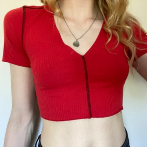 Crop top Zara - Röd crop top med svarta sömmar från Zara. Storlek S.