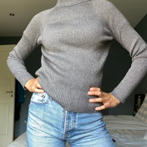 Polotröja  - En glittrig grå polotröja💓. (Köparen står för frakten) 