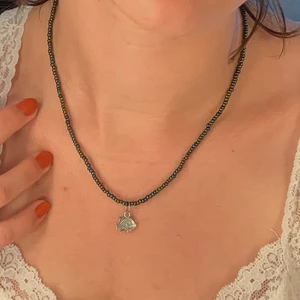 Pärlarmband med berlock - Armband med gröna skimriga pärlor och en silvrig fisk-berlock🌴🐠🌞