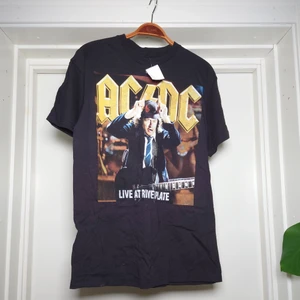 AC/DC merch - Merch med AC/DC, aldrig använd t-shirt med tags kvar🔥