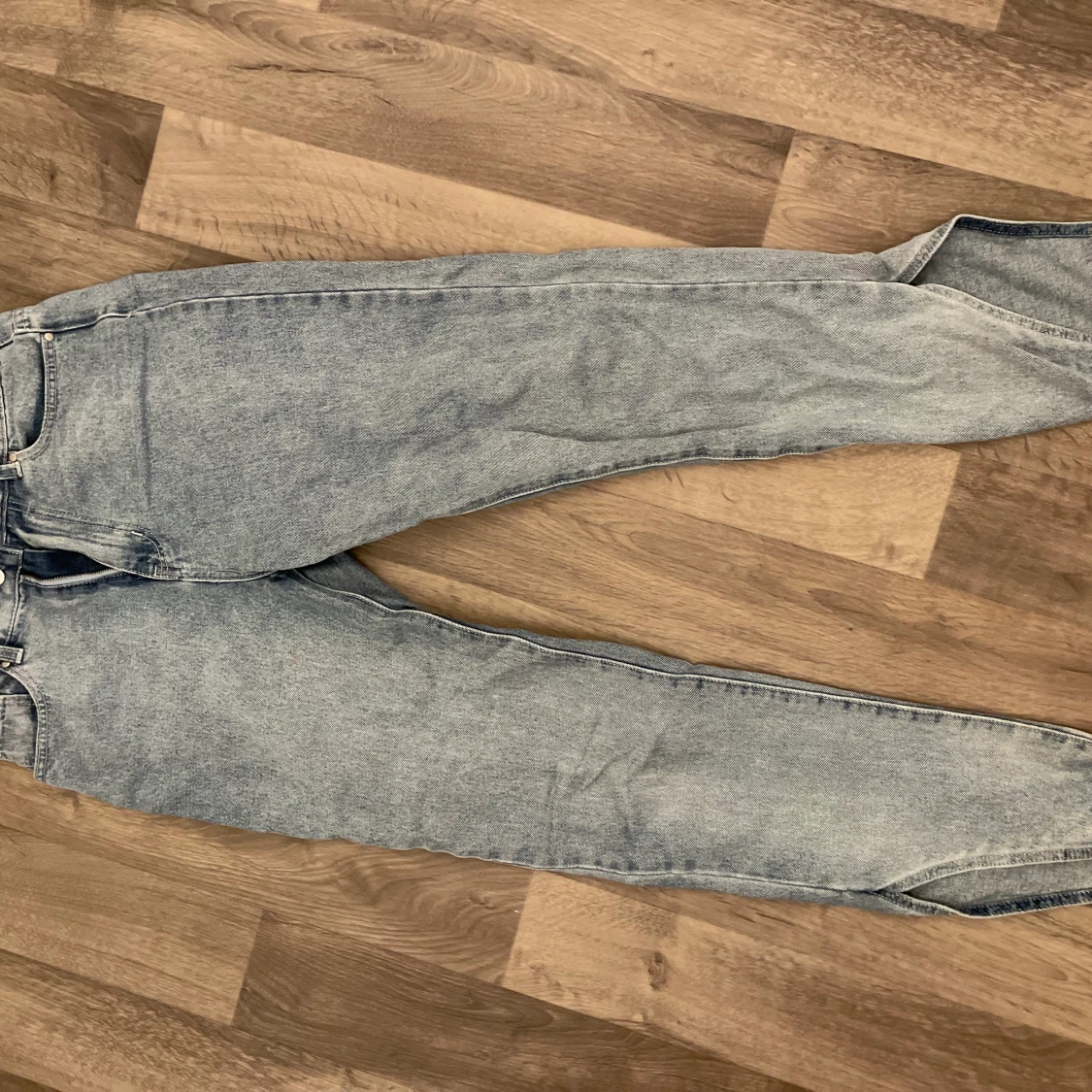 Jeans med slits